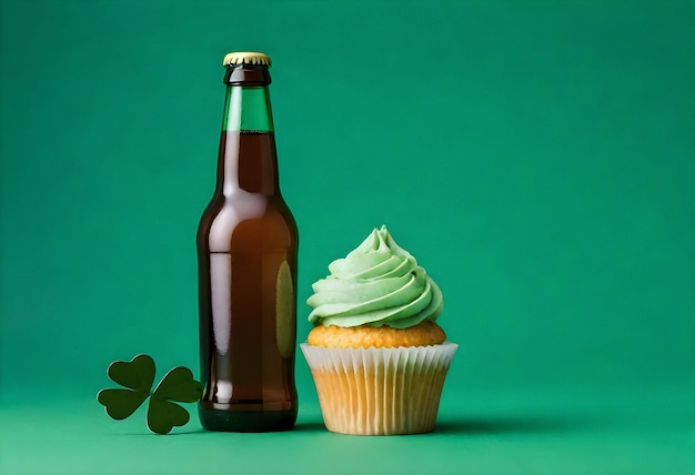 Un gâteau et une bière pour la fête de Saint-Patrick.