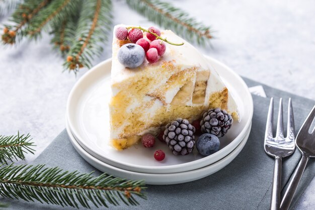 Gâteau biscuit de Noël avec des canneberges et des décorations du nouvel an sur un.