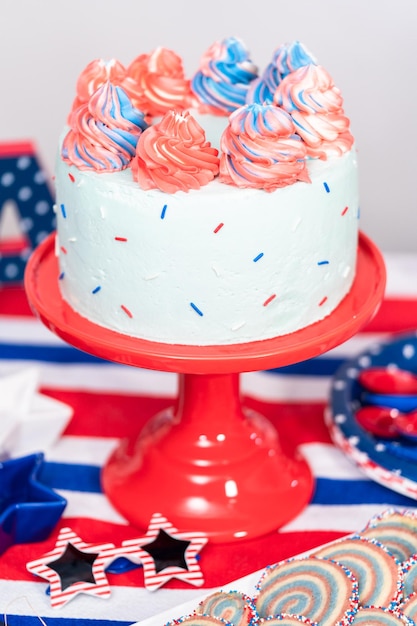 Gâteau, biscuits et plateau de collations de fruits et légumes lors de la fête du 4 juillet.