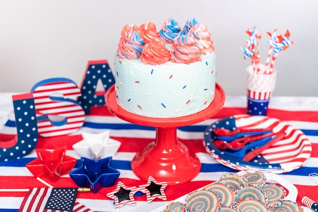 Gâteau, biscuits et plateau de collations de fruits et légumes lors de la fête du 4 juillet.