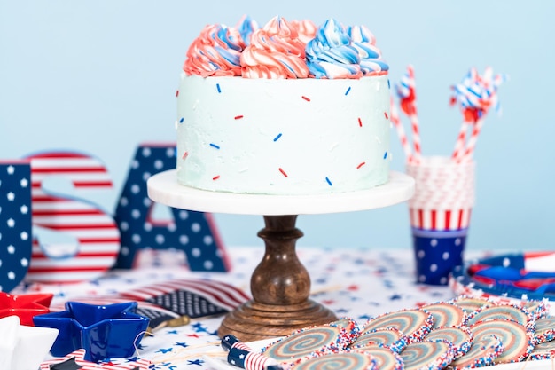 Gâteau, biscuits et plateau de collations de fruits et légumes lors de la fête du 4 juillet.