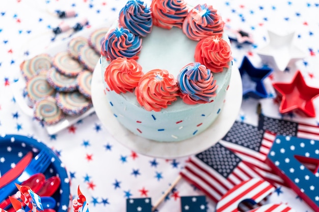 Gâteau, biscuits et plateau de collations de fruits et légumes lors de la fête du 4 juillet.