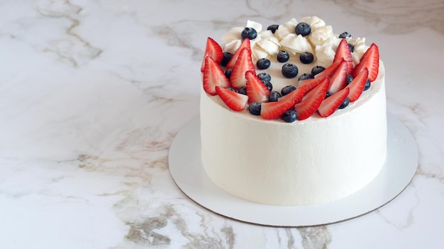 gâteau blanc aux baies crues fraises et myrtilles dessert sucré copie espace