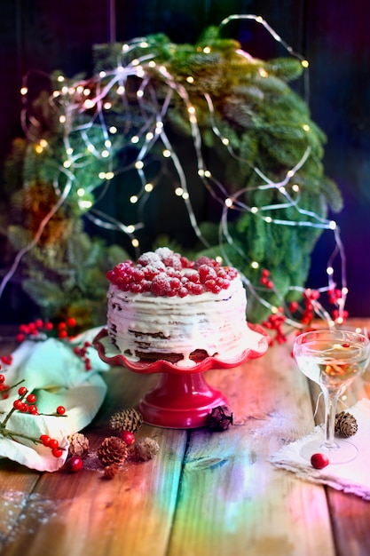 gâteau blanc aux fruits rouges sur fond en bois