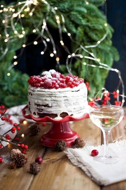 gâteau blanc aux fruits rouges sur fond en bois