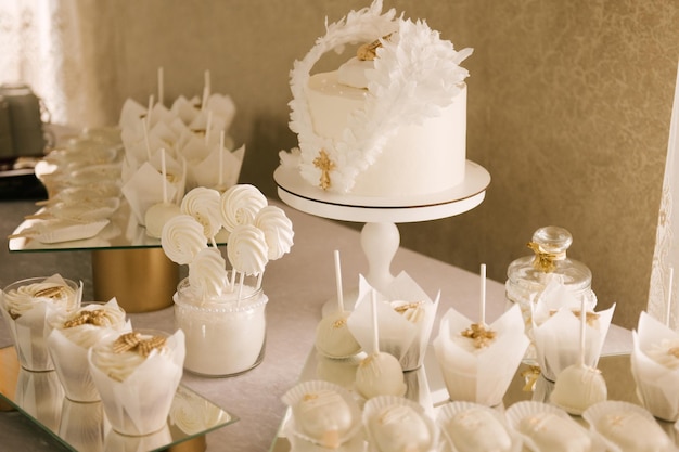 Photo gâteau blanc et barre chocolatée pour le baptême de bébé