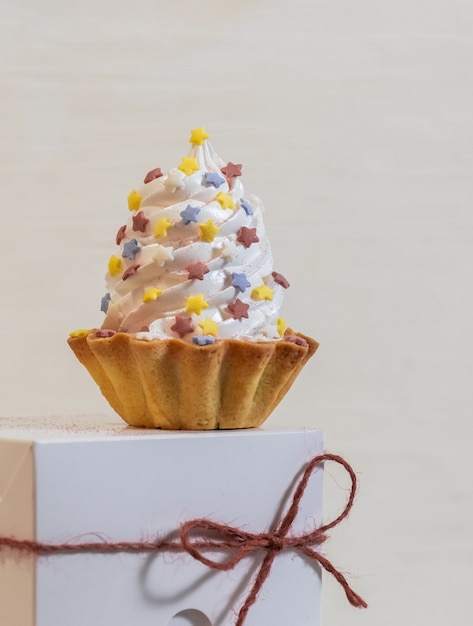 Gâteau blanc sur boîte de livraison de papier blanc sur le fond de Champagne Set Sail.