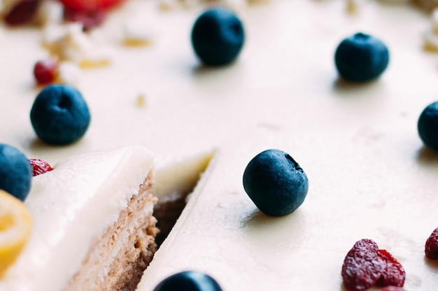 Gâteau blanc sélectif avec baies