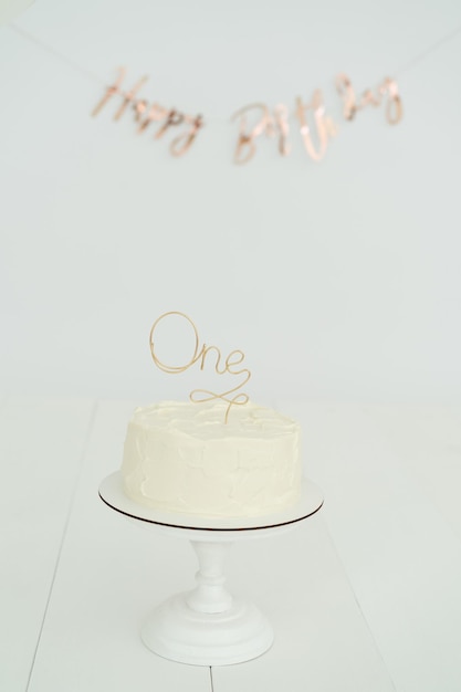 Gâteau blanc avec topper un. Décorations de première fête d'anniversaire. Idée de photo de gâteau smash