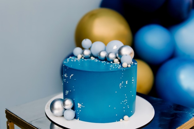 Gâteau bleu festif avec un design de ballons