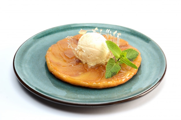 Gâteau boule aux pommes et glace, décoré à la menthe et au caramel