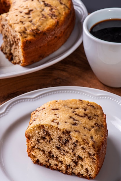 Gâteau brésilien traditionnel avec des pépites de chocolat