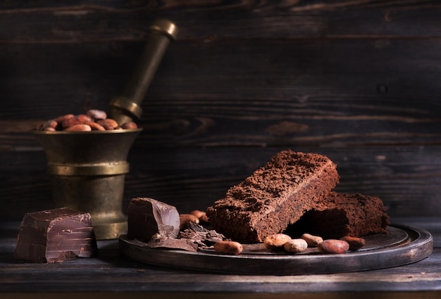 Gâteau brownie au chocolat chocolat et fèves de cacao