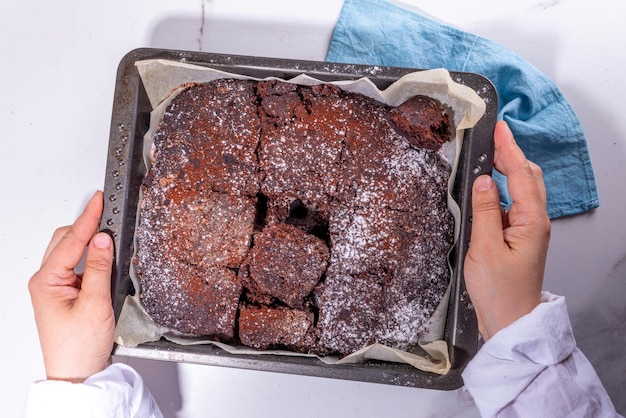 Gâteau brownie au chocolat noir sur une plaque à pâtisserie