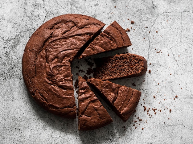 Gâteau brownie au chocolat sur une vue de dessus de fond gris