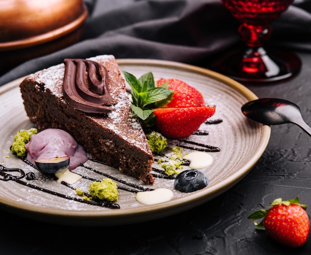 Photo gâteau brownie avec une boule de glace à la vanille et des fraises