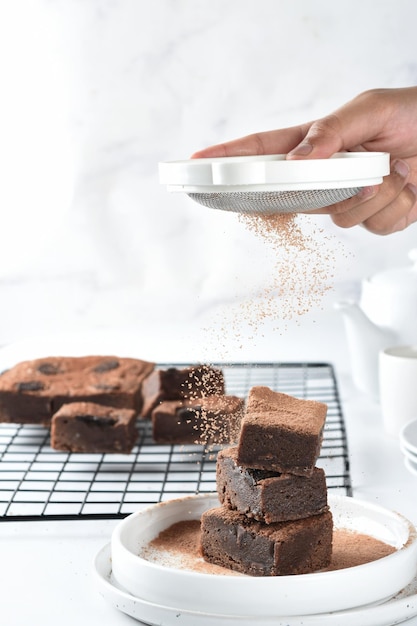 Gâteau brownie sur grille de refroidissement noir isolé sur fond blanc