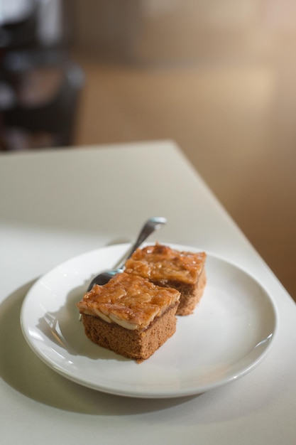 Gâteau brownies au caramel sur une table