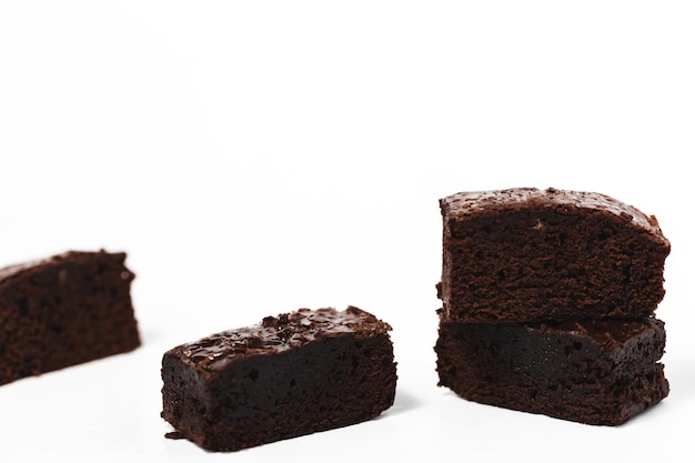 Gâteau de brownies sur fond blanc pour la boulangerie et le concept de restauration