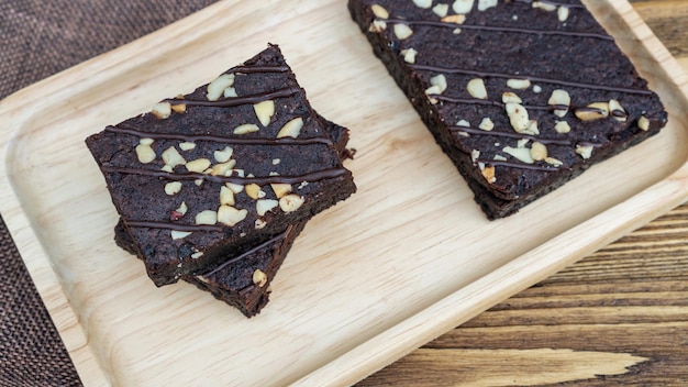 Photo gâteau de brownies sur une table en bois