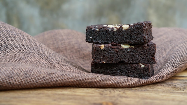 Un gâteau de brownies sur une table en bois.