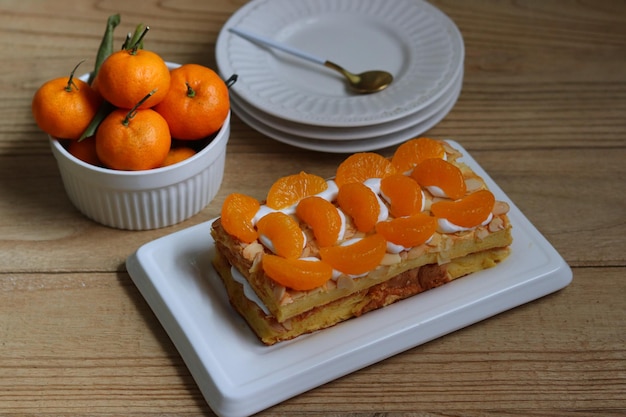 Gâteau de Budapest à la crème et recouvert de fruits frais à la mandarine