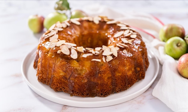 Gâteau Bundt aux pommes avec glaçage au caramel