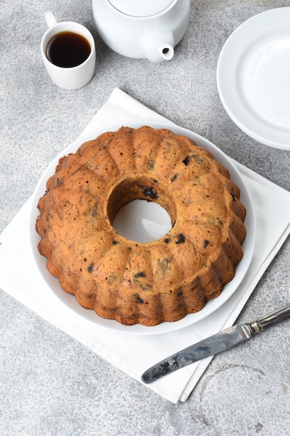 Gâteau bundt banane sur fond blanc