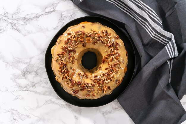 Gâteau Bundt à la citrouille et au chocolat avec glaçage au caramel