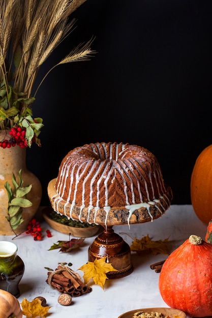 Gâteau bundt à la citrouille maison avec épices et glaçage crémeux