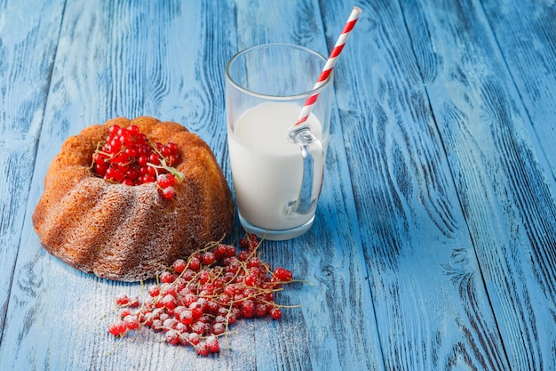 Gâteau Bundt fait maison, lait et baies