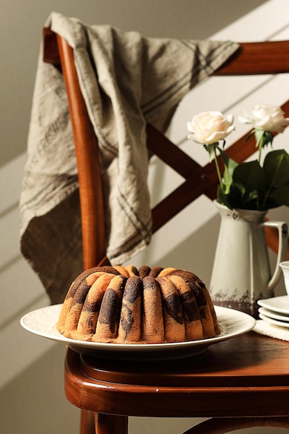 Gâteau Bundt en marbre fait maison sur fond rustique