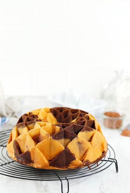 Gâteau Bundt en marbre sur table en bois blanc