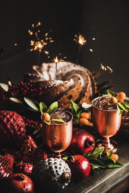 Gâteau Bundt de Noël et cocktails glacés sur le comptoir de la cuisine