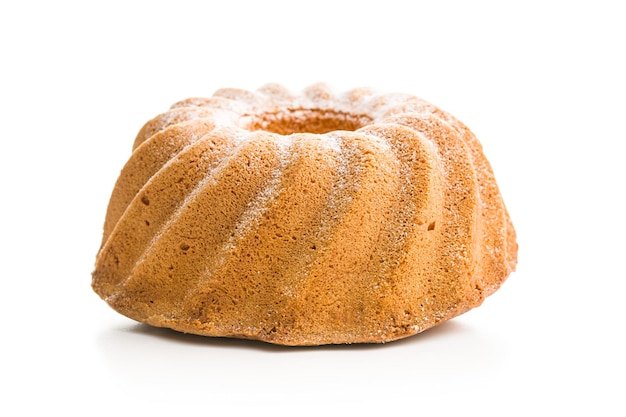 Gâteau Bundt sucré isolé sur fond blanc