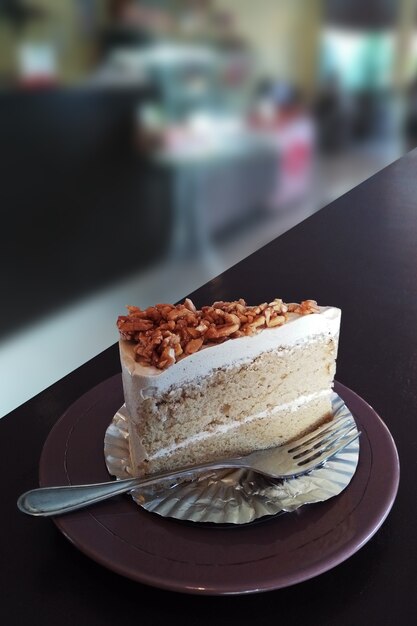 Gâteau de café sur une assiette avec une cuillère