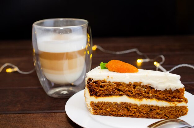 Un gâteau à la carotte avec de la crème, des noix et du café cappuccino.