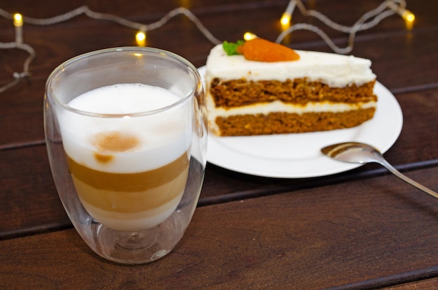 Un gâteau à la carotte avec de la crème, des noix et du café cappuccino.