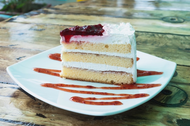 Gâteau cerise sur le vieux bureau en bois