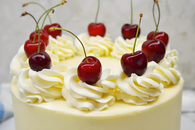 Un gâteau avec des cerises sur le dessus