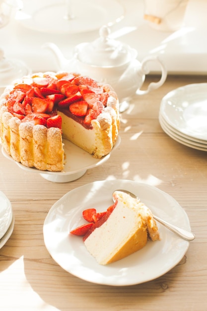 Gâteau charlotte aux fraises fraîches françaises et une pièce sur l'assiette