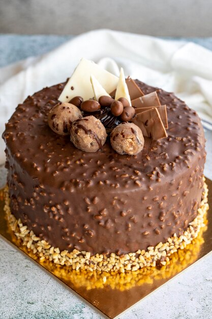 Gâteau avec chips de chocolat et profiteroles Gâteau d'anniversaire ou de célébration en gros plan