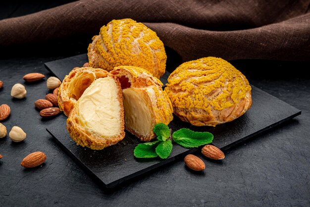 Gâteau de choux à la crème avec crème anglaise et glaçage coloré