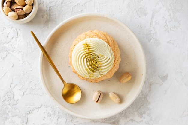 Gâteau choux à la crème de pistache et aux noix Dessert français Gâteau shu français aux noix et à la crème Vue de dessus