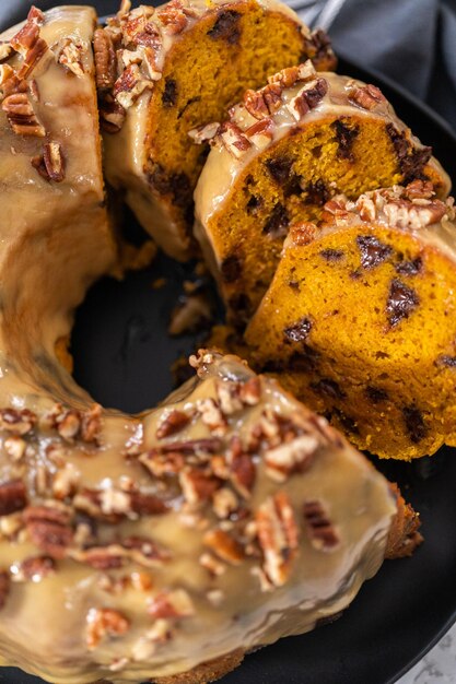 Un gâteau de citrouille au chocolat avec un glaçage au caramel