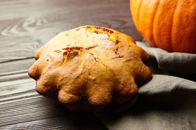 Un gâteau de citrouille fait maison sur un fond sombre