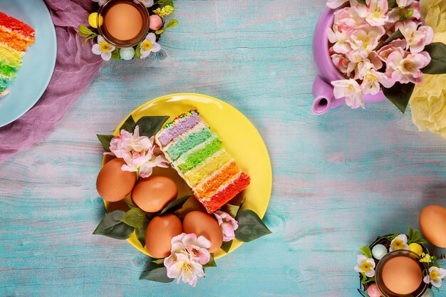 Photo gâteau coloré de dessert de pâques avec des paillettes et des oeufs