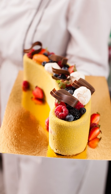 Photo gâteau coloré savoureux avec des baies fraîches d'été