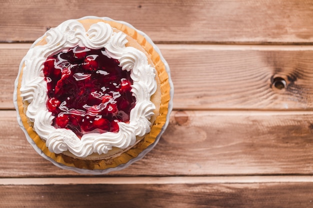 Photo gâteau de confiture de cerise sur la table en bois