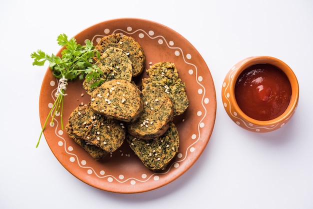 Le gâteau à la coriandre ou Kothimbir Vadi est une cuisine maharashtrian populaire à base de feuilles de coriandre